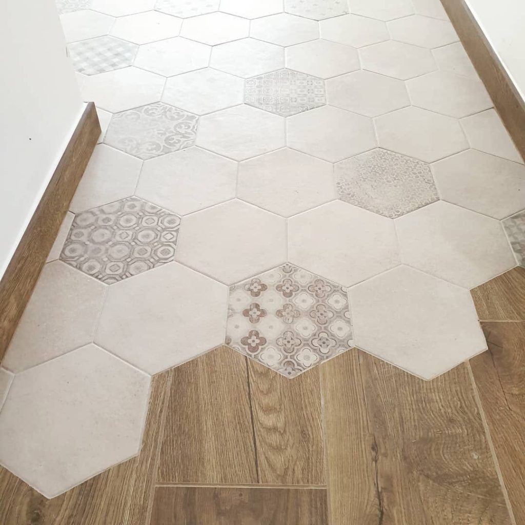 Pose d'un carrelage imitation parquet avec jonction carreleaux hexagonaux à Lyon, par Vignat Carrelages.