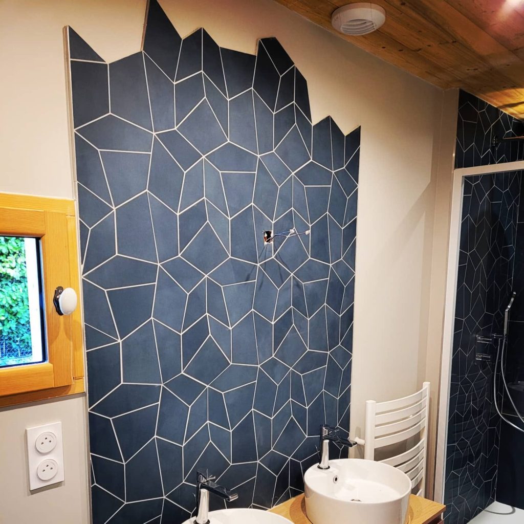 Pose de faïence de salle de bain dans les Monts-d'Or par Vignat Carrelages et Salle de bain.