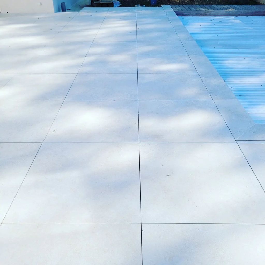 Terrasse carrelée à Lyon : créez un espace extérieur élégant et durable avec Vignat Carrelages à Lyon.
