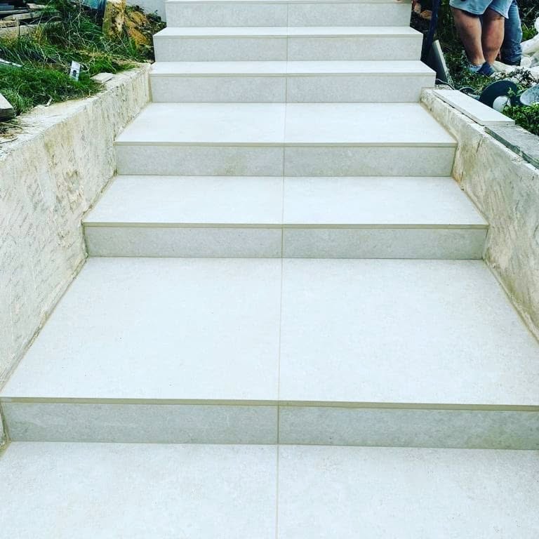 Habillage d'escaliers extérieurs en carreaux grands formats près de Lyon, par Vignat Carrelages.