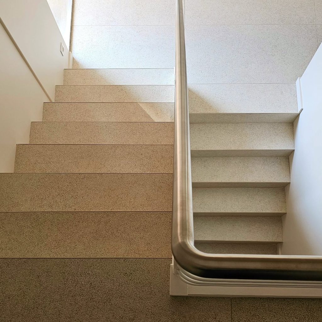 Habillage d'escaliers avec carreaux grand format par Vignat Carrelages à Lyon.