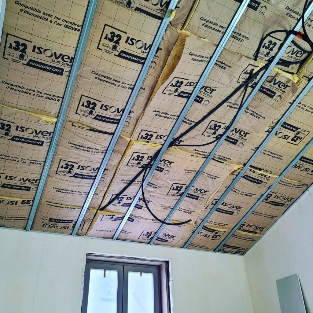 Isolation des rampants de toiture sur une maison contemporaine par Couleurs & Revêtements.