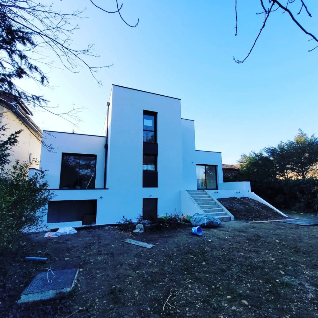 Peinture de façade sur maison contemporaine en région lyonnaise.