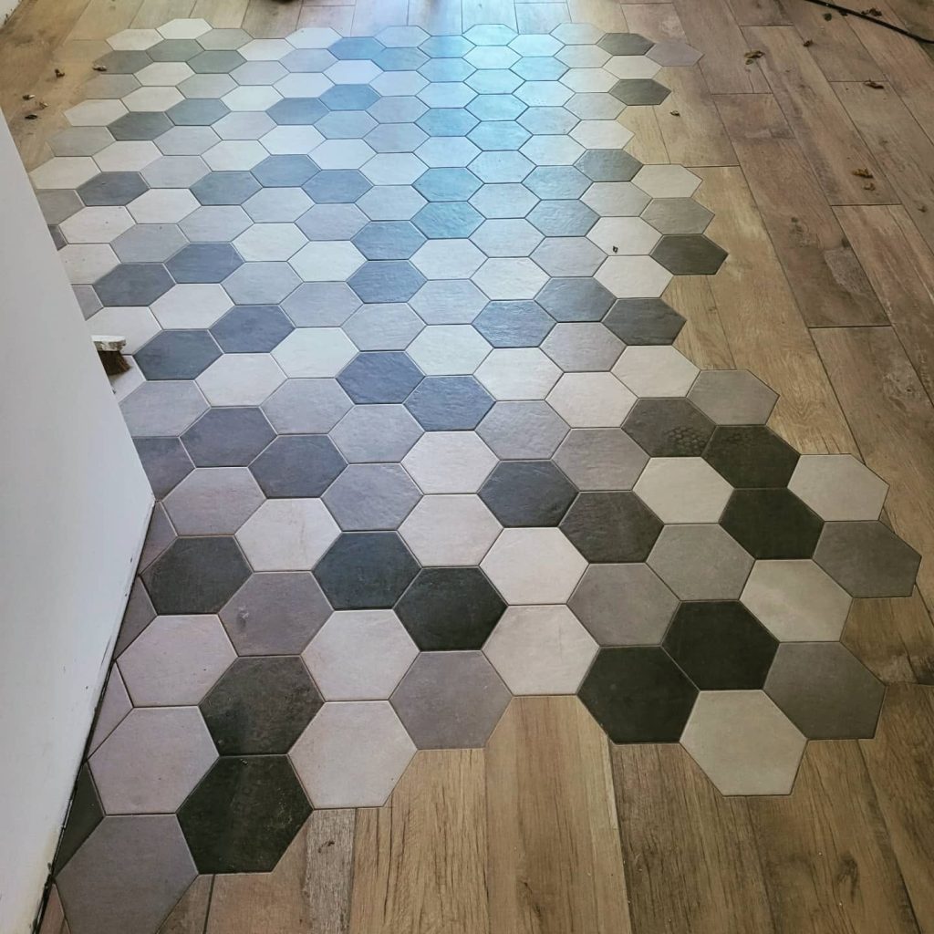 Pose de carrelage et de parquet à Chasselay lors d'une rénovation de maison.