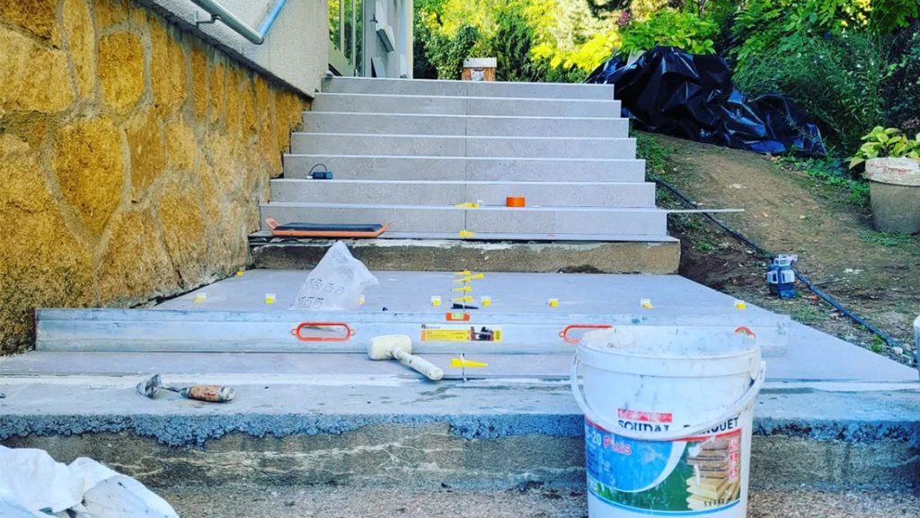Pose de terrasses collée sur chape béton, près de Lyon, par Vignat Carrelages.