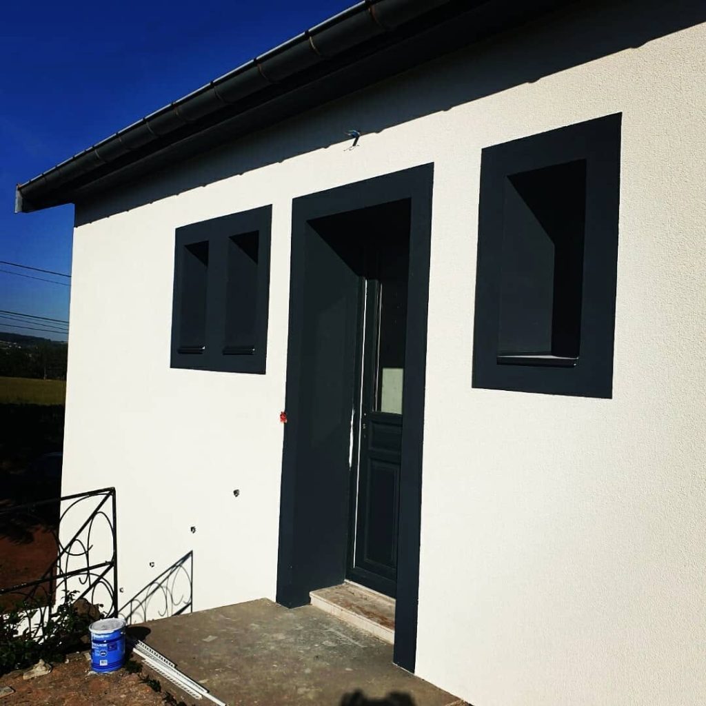 Rénovation de façade de bâtiments professionnels dans le Rhône.