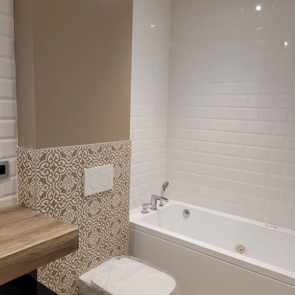 Rénovation d'une salle de bain et pose de faïence à Champagne-au-Mont-d'Or, par Vignat Carrelages.