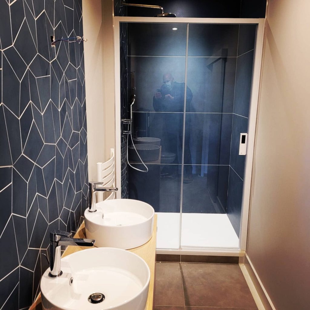 Meuble vasque sur mesure à Lyon, Vignat Carrelages rénove votre salle de bain.