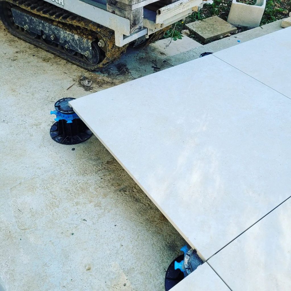 Rénovation de terrasses sur plots près de Lyon par Vignat Carrelages.