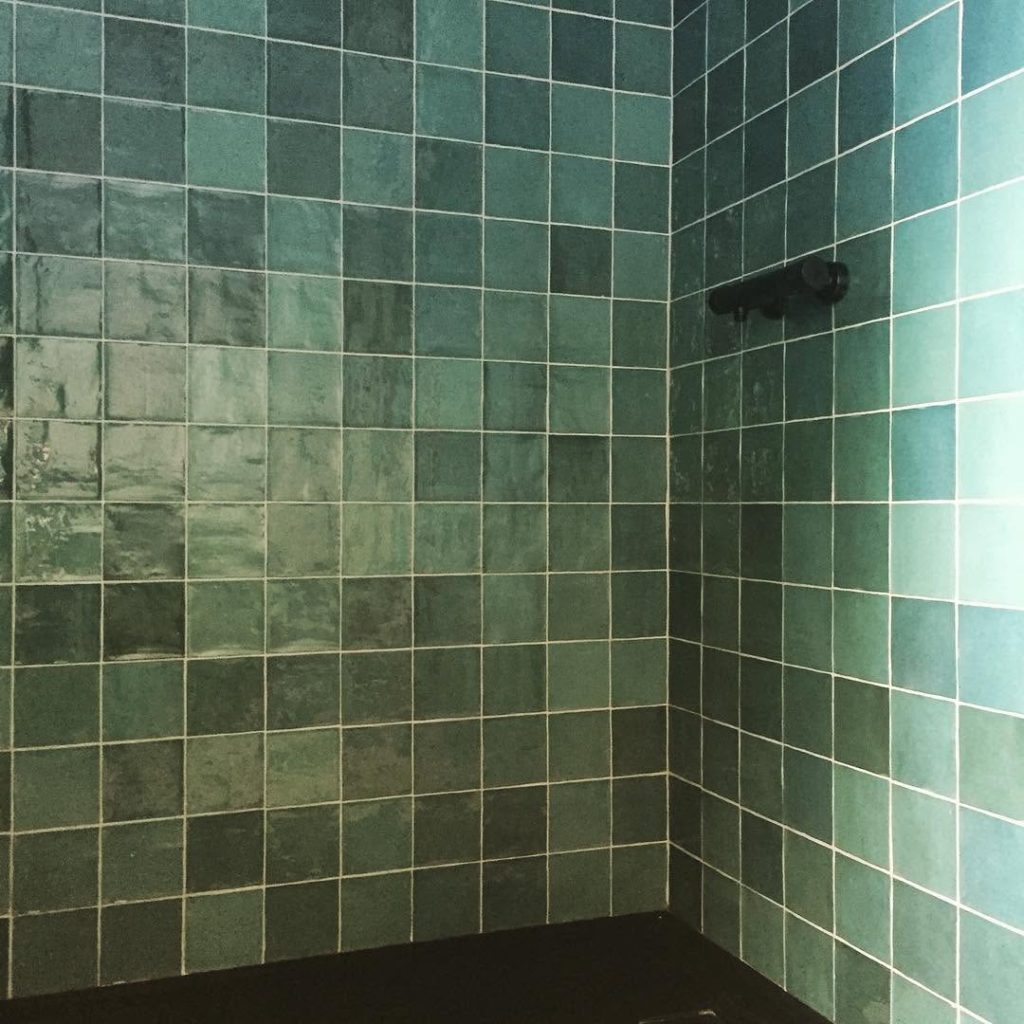Salle de douche en zellige, par Vignat Carrelages et Salle de bain près de Lyon.